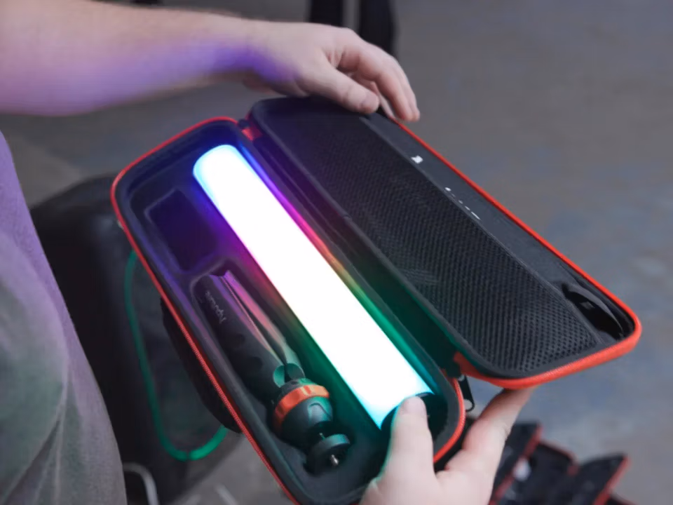 Cвітлодіодна трубка Aputure MT Pro RGBWW Mini LED Tube (APA0202A10) 14 Світлодіодний тьюб MT Pro у кейсі для перенесення з м'якою EVA-підкладкою серед аксесуарів