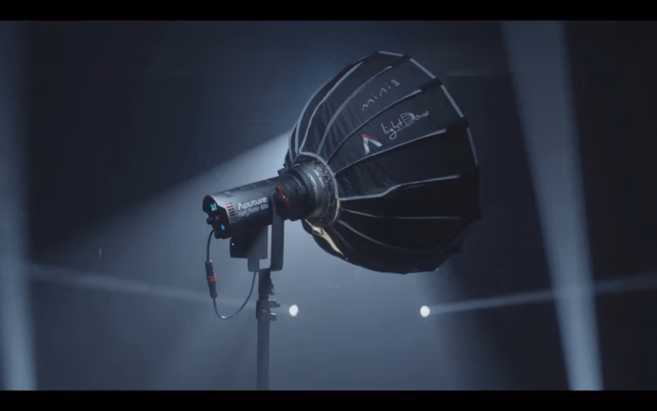 Світильник LS 60x зі світломодифікатором Aputure Light Dome mini II, встановленим через адаптер байонету Bowens