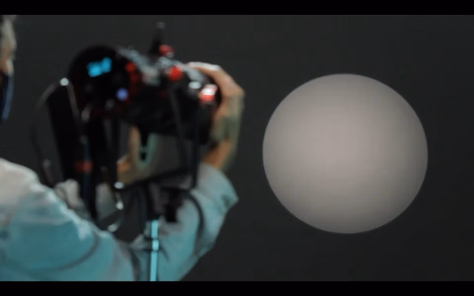 Оператор фокусує промінь світильника Aputure LS 60x, проєктуючи чіткий круг світла на стіну