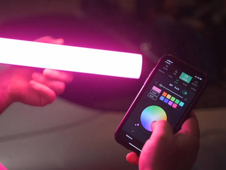 Cвітлодіодна трубка Aputure MT Pro RGBWW Mini LED Tube (APA0202A10) 13 Керування кольором світильника MT Pro через мобільний застосунок Sidus Link на смартфоні