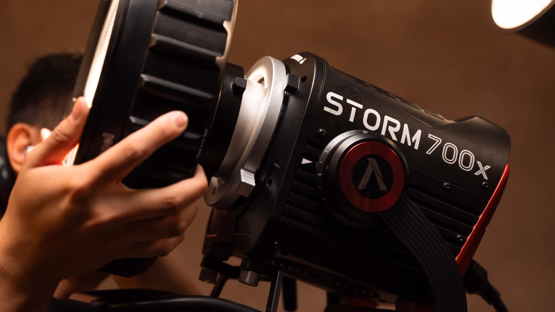 LED світло Aputure STORM 700x (AP0701017T) 11 Оператор кріпить модифікатор до фіксувального байонетного кріплення Bowens ProLock на STORM 700x