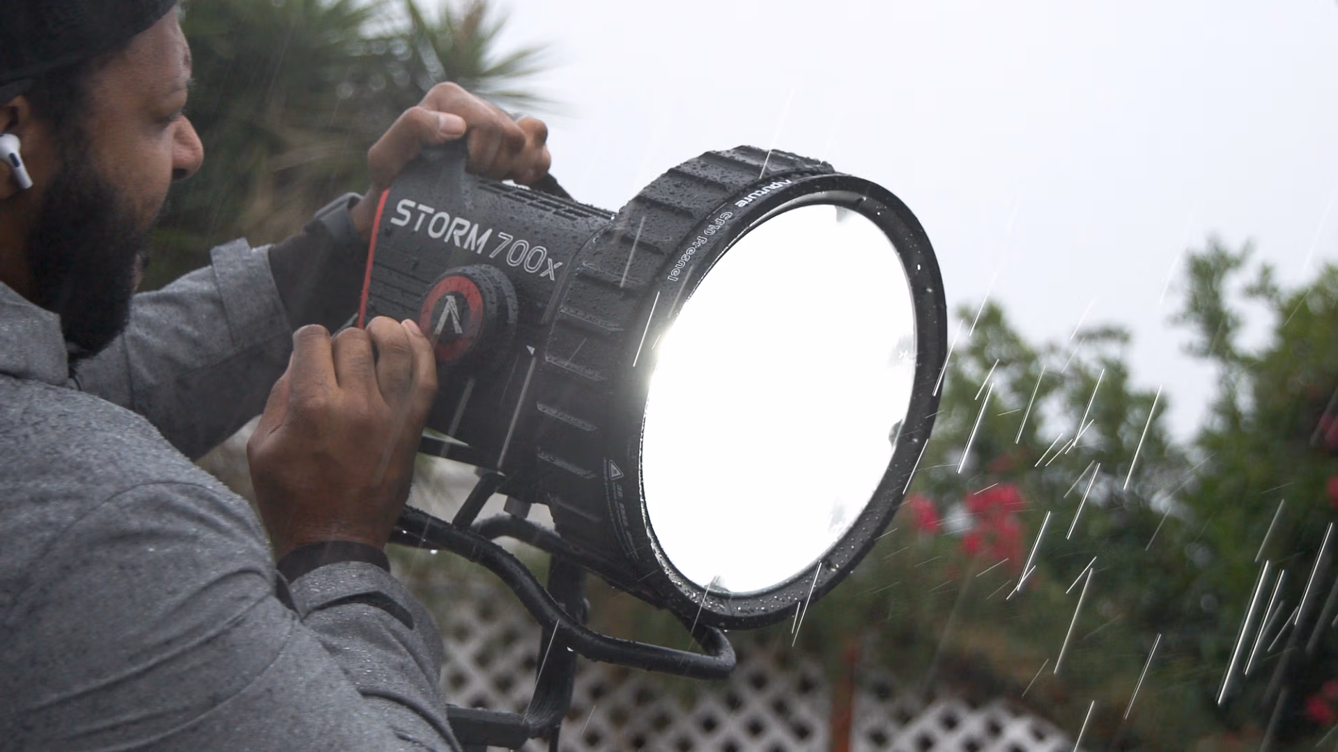 LED світло Aputure STORM 700x (AP0701017T) 13 STORM 700x працює під сильним дощем на вулиці, демонструючи захист від негоди IP65