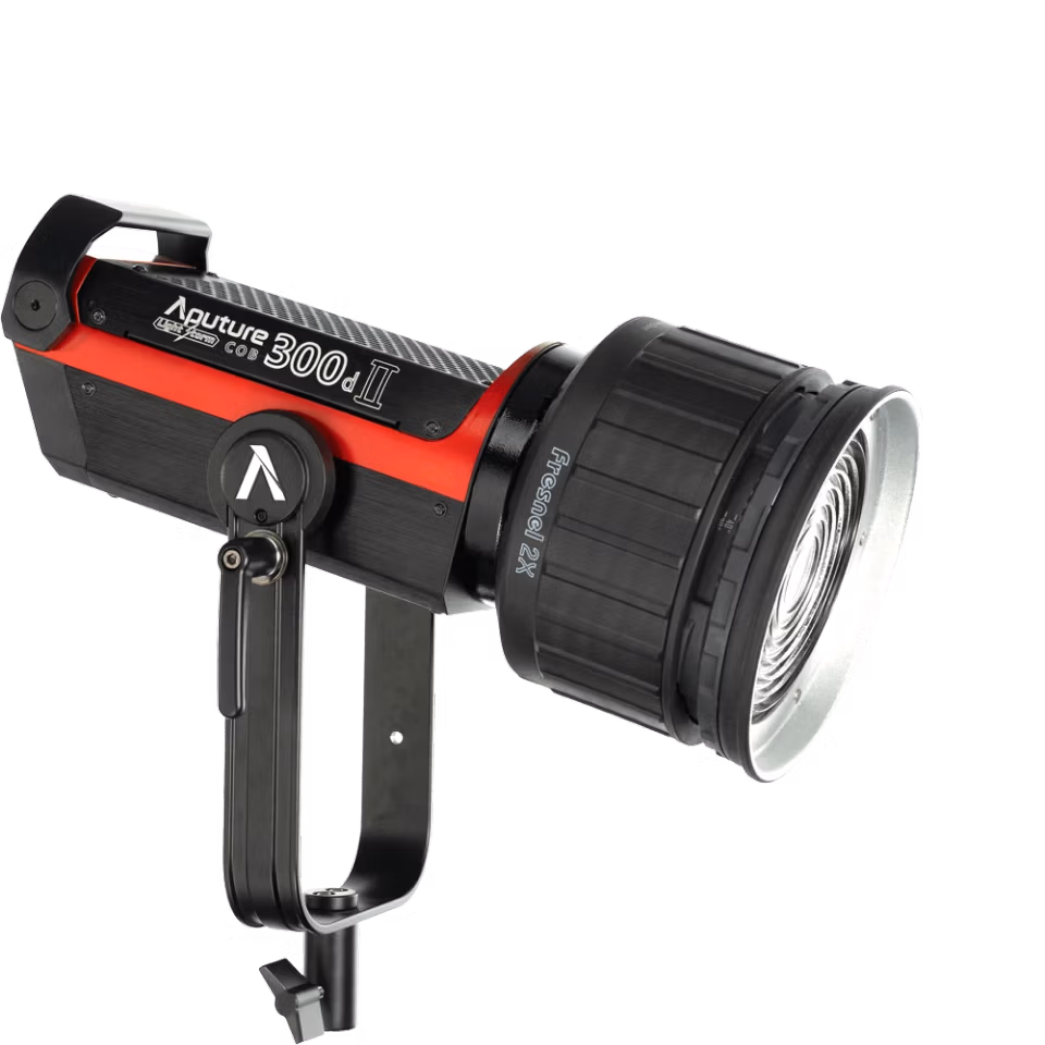Світильник Aputure LS 300d Mark II з встановленим об'єктивом Fresnel 2X для потужного спрямованого світла