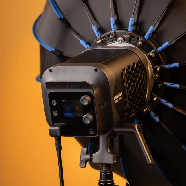 Крупний план світильника amaran Halo 600x, встановленого в софтбоксі, з дисплеєм на 100% та підключеним кабелем живлення