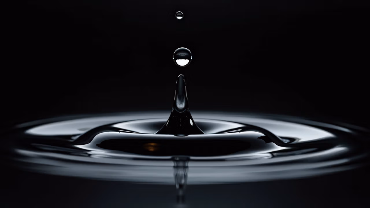 Чіткий макрознімок краплі води, що падає та створює ідеальні кола на поверхні, знятий без мерехтіння під світлом STORM XT52
