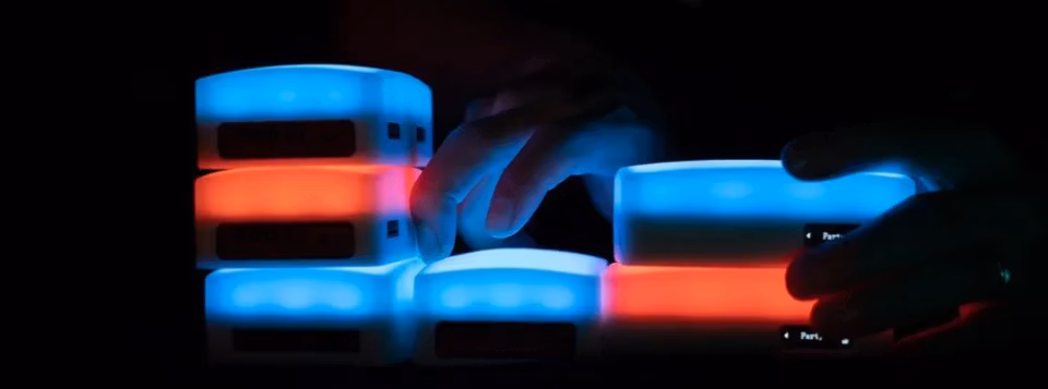 Накамерне світло Aputure MC RGBWW Mini LED (APA0142A10) 8 Рука торкається світильників Aputure MC, що світяться різними кольорами завдяки технології RGBWW