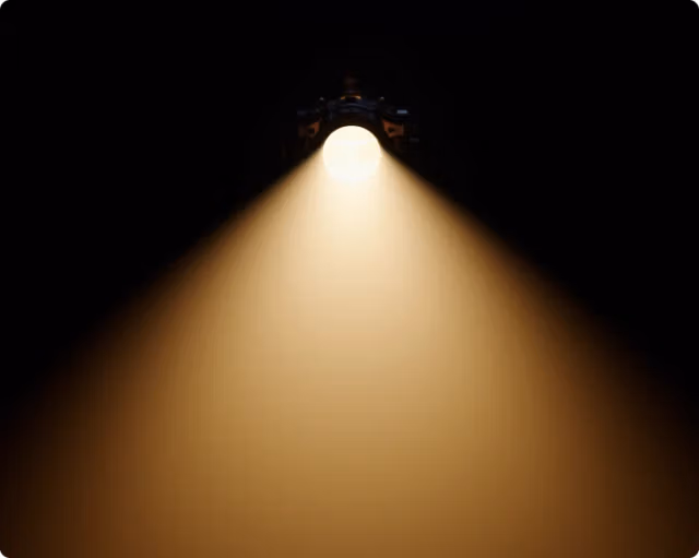 Світло Aputure LS 600c Pro 600W RGBWW Point Source LED (AP30126A21) 7 Яскравий спрямований промінь світла LS 600c Pro II у темряві, що демонструє підвищену вихідну потужність