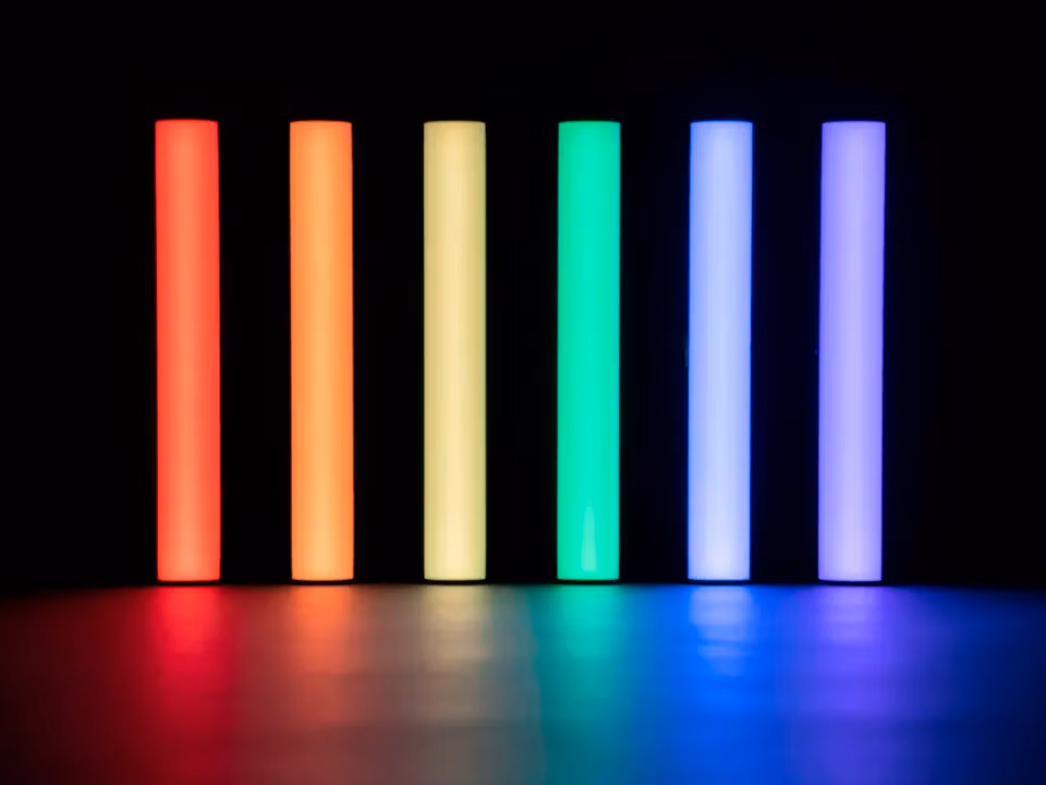 Cвітлодіодна трубка Aputure MT Pro RGBWW Mini LED Tube (APA0202A10) 10 Шість світлодіодних тьюбів MT Pro світяться різними кольорами, демонструючи вбудовані піксельні ефекти