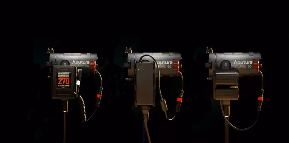 Три світильники LS 60x із різними варіантами живлення: акумулятор V-Mount, адаптер змінного струму та подвійна плата NP-F