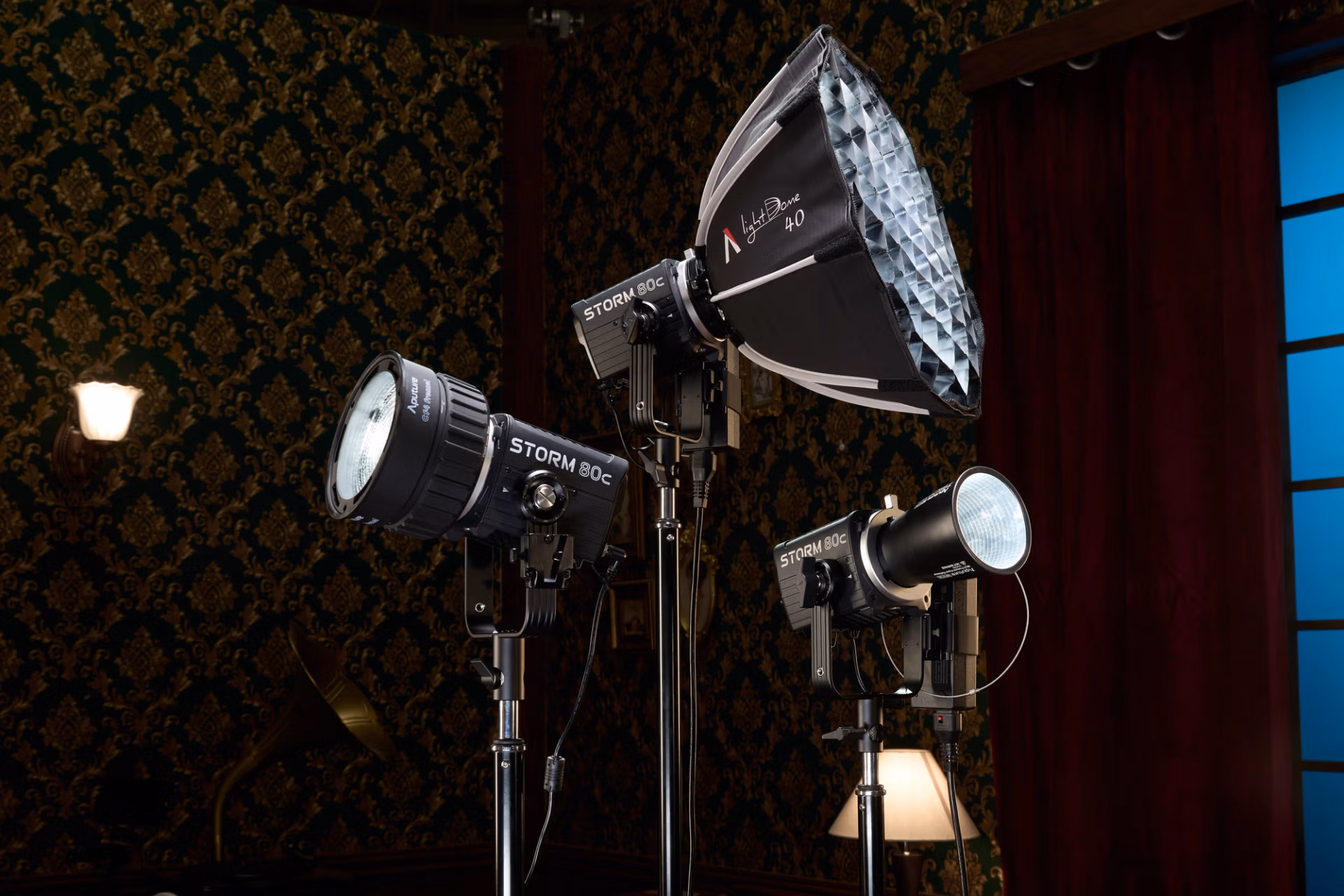 Три прилади Aputure STORM 80c встановлено на стійках у декорованому інтер'єрі з м'яким та жорстким світлом