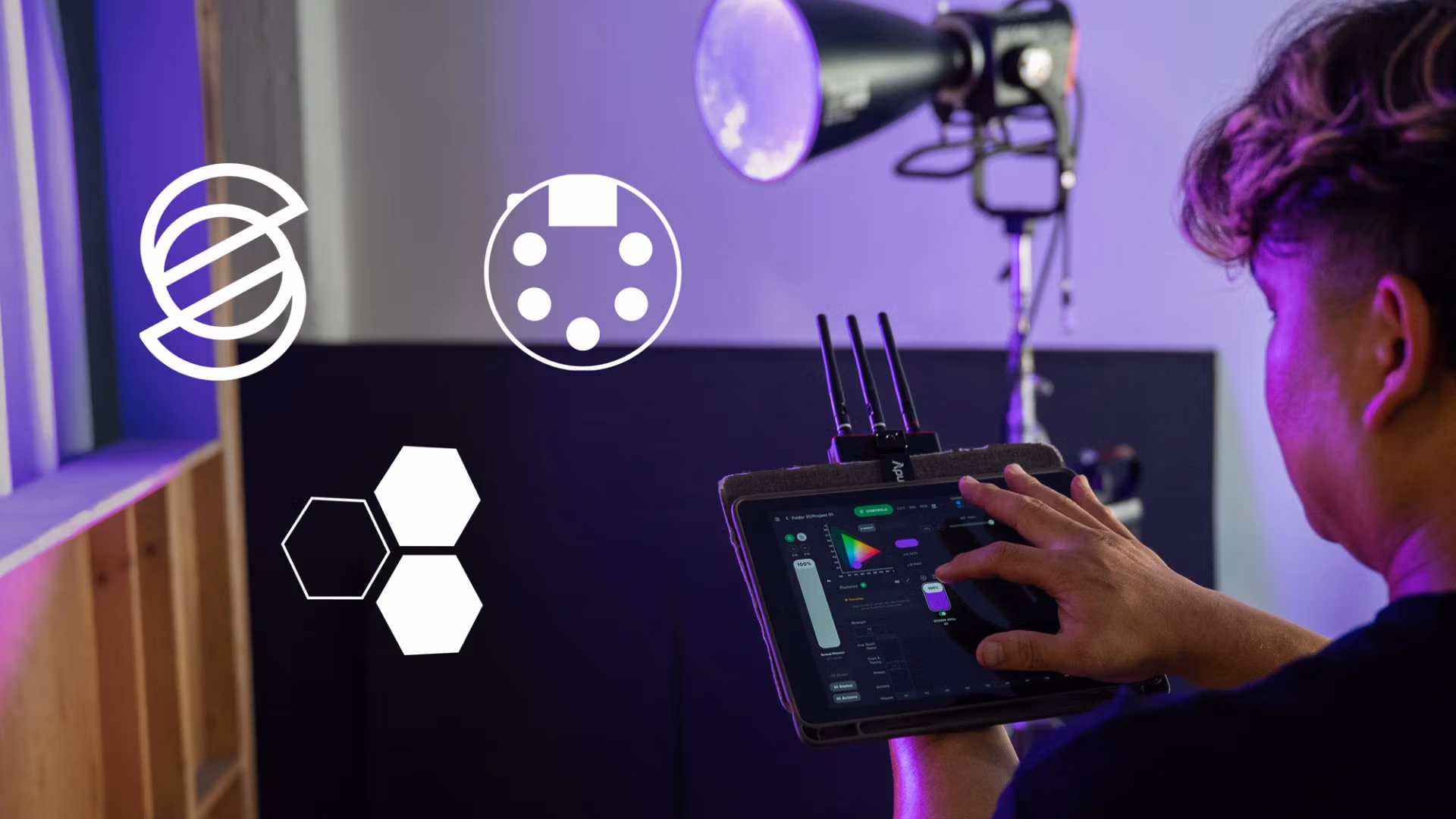 LED світло Aputure STORM 700x (AP0701017T) 12 Оператор керує STORM 700x через планшет за допомогою бездротового зв’язку Sidus Bluetooth Mesh та CRMX