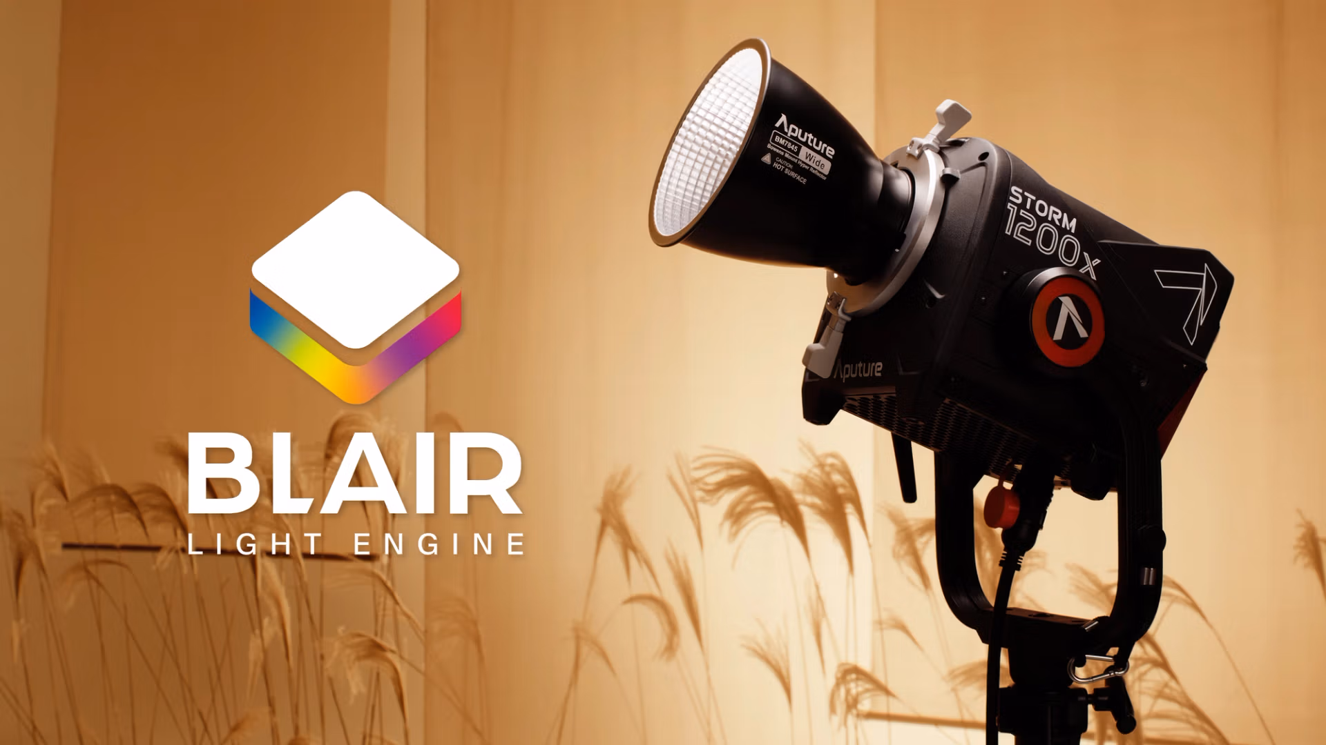 Світло Aputure STORM 1200x 1200W Tunable-White Point Source Fixture (AP20334A20) 14 Логотип світлового двигуна BLAIR поруч із приладом STORM 1200x із рефлектором на тлі сухої трави