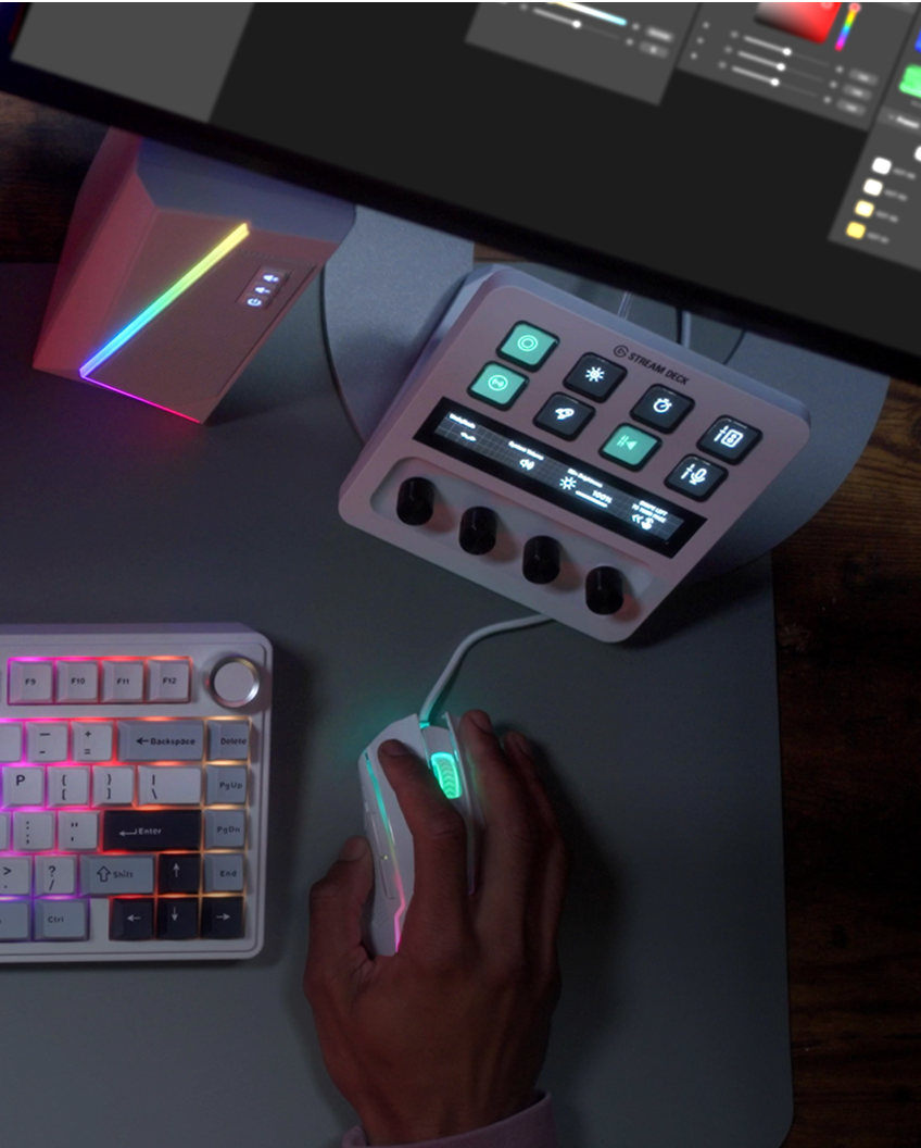 Пристрій Stream Deck на робочому столі, інтегрований з керуванням світильником amaran Verge Max