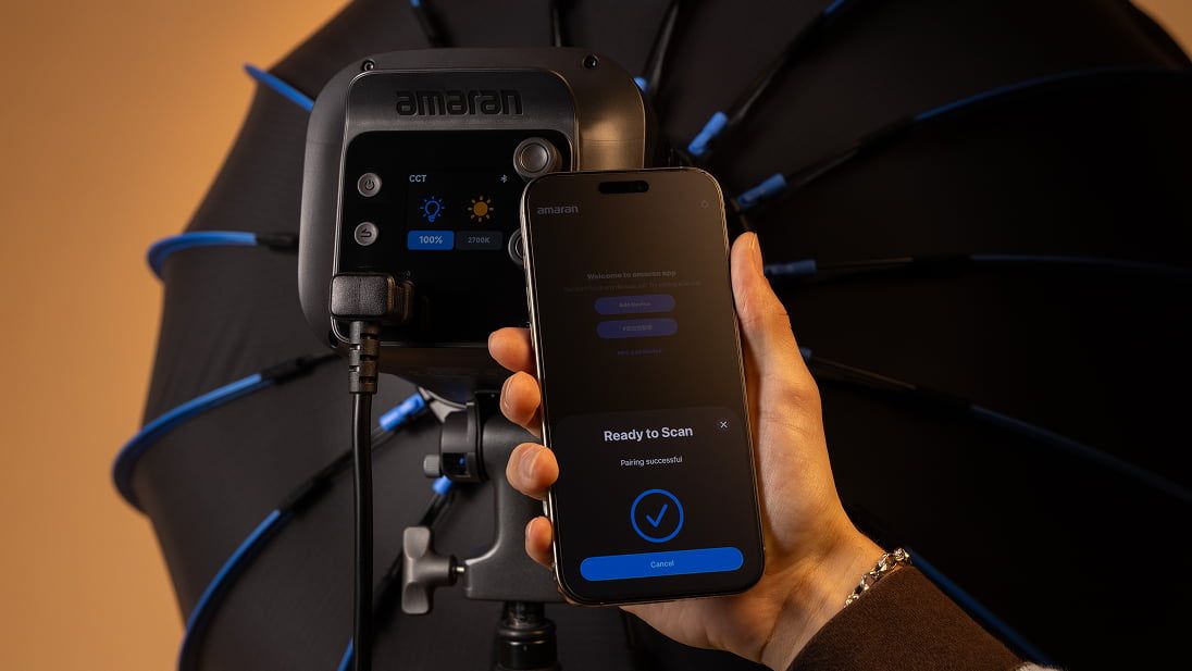Смартфон підключається до світильника amaran Halo 600x через NFC на тлі софтбокса, екран показує Ready to Scan