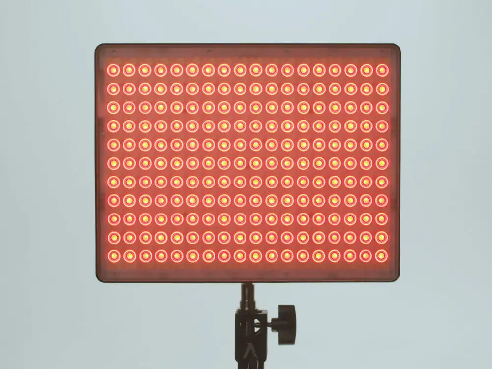 LED-панель amaran у режимі кольорового гелевого пресету з червоно-помаранчевим світлом