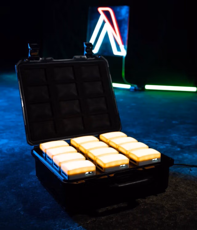 Накамерне світло Aputure MC RGBWW Mini LED (APA0142A10) 17 Відкритий кейс 12-Light Production Kit з дванадцятьма світильниками Aputure MC на зарядці