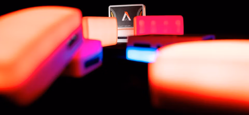 Накамерне світло Aputure MC RGBWW Mini LED (APA0142A10) 9 Кілька світильників Aputure MC світяться різнокольоровим світлом, демонструючи режими HSI, CCT та FX