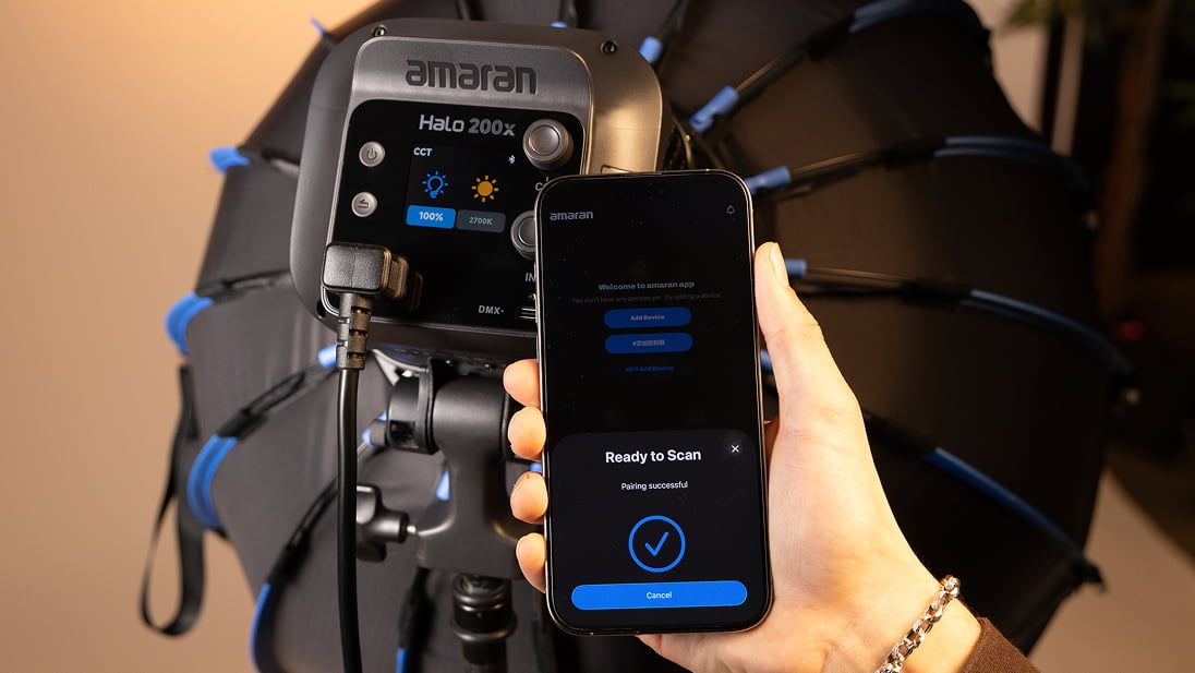 LED світло Aputure Amaran Halo 200x (Bi-color) (MP0001043M) 19 Смартфон із додатком amaran, що показує успішне NFC-з'єднання зі світлодіодним прожектором amaran Halo 200x на софтбоксі